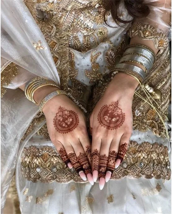 Stunning Overlay Touch Blending Into Back Hand Mehndi Design Stunning Overlay Touch Blending Into Back Hand Mehndi Design